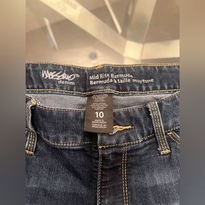 Jean Shorts- mid-Mid Rise Bermuda
Bermuda à taille moyenne